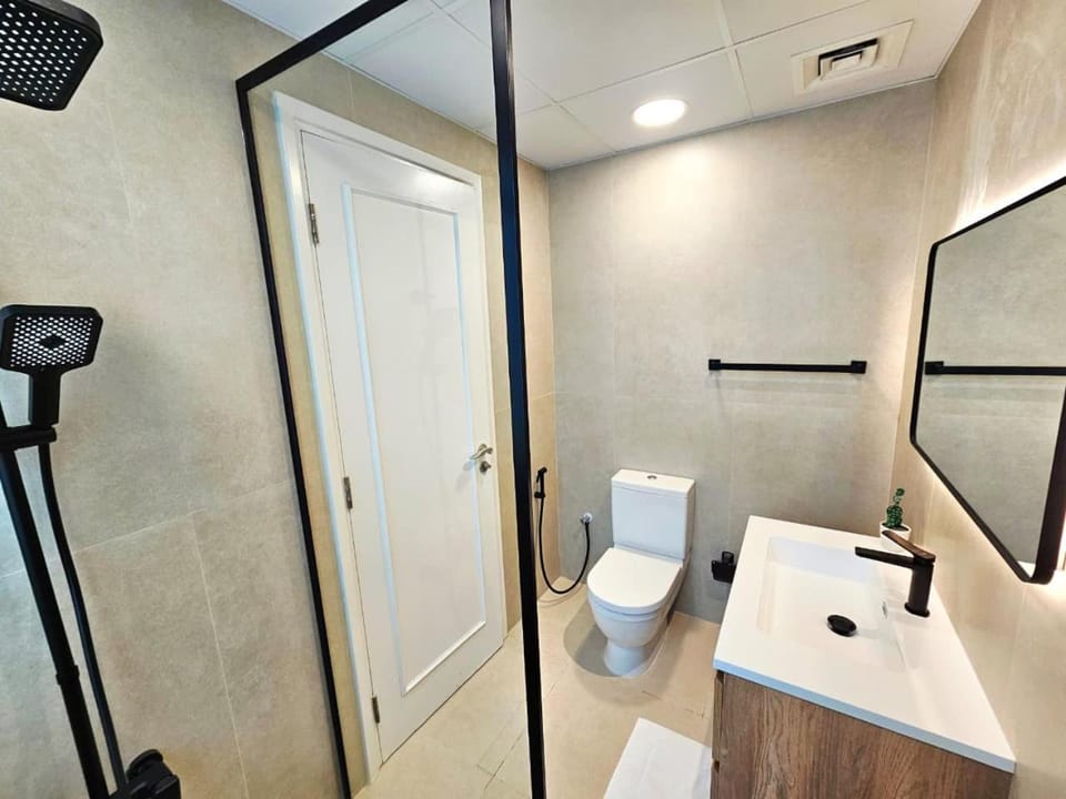 Refurbished Chic Studio with Great Amenities near JBR Beach & Marina Walk Apartment in Dubai
