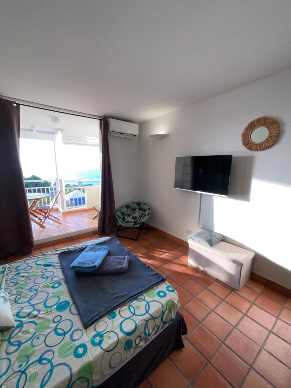 Communal lounge/ TV room, Bed, TV and multimedia, Photo of the whole room, Bedroom, towels, air conditioner