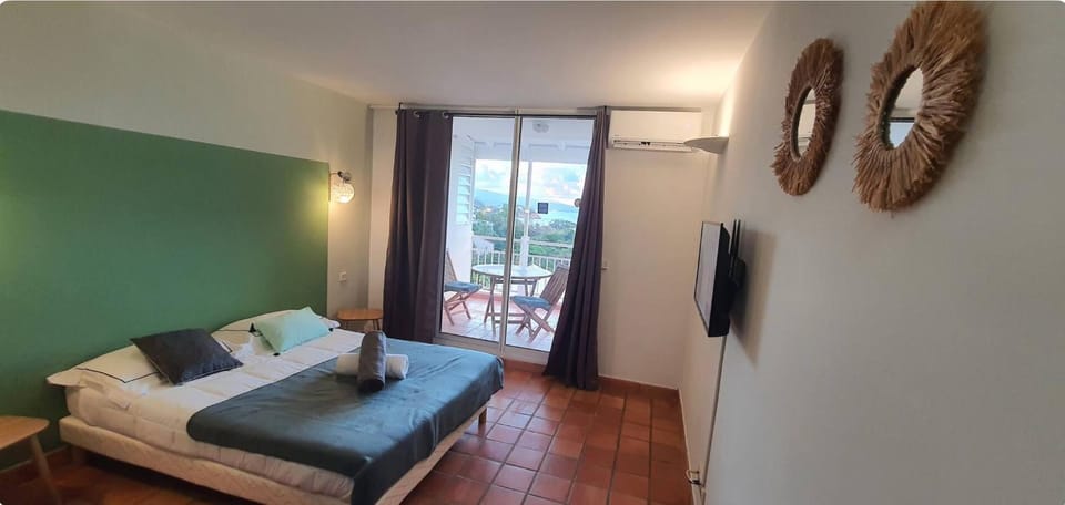 Bed, TV and multimedia, Bedroom, towels, air conditioner