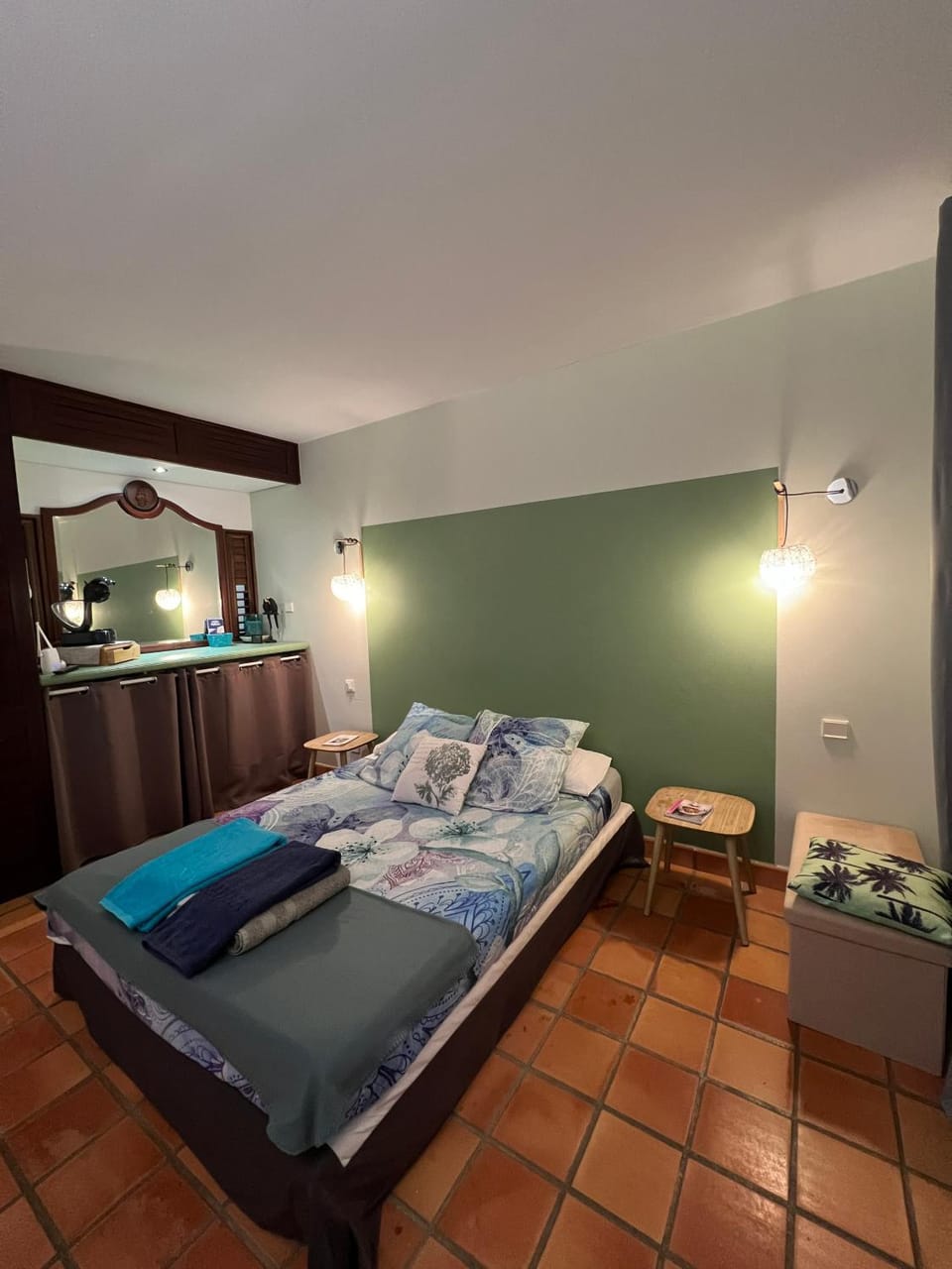 Bed, Coffee/tea facilities, Photo of the whole room, Bedroom, towels