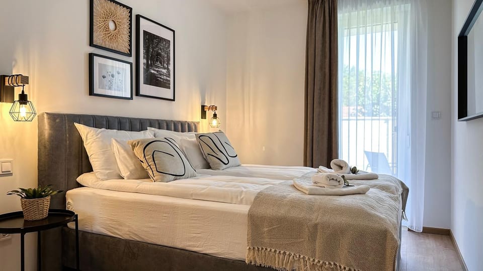 Bed, Photo of the whole room, Bedroom, towels