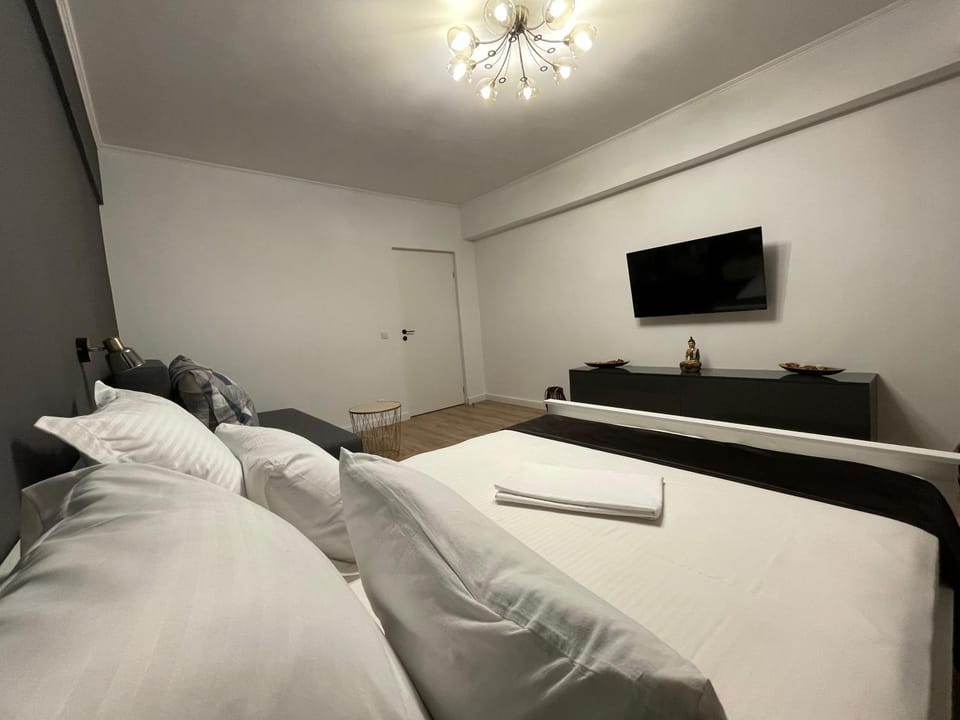 Bed, TV and multimedia, Photo of the whole room, Bedroom