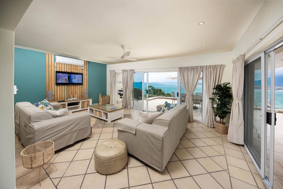 TV and multimedia, View (from property/room), Living room, Photo of the whole room, Seating area