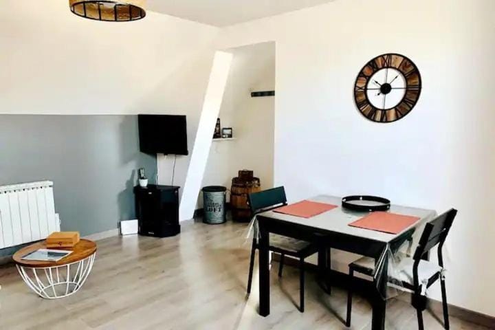 TV and multimedia, Living room, Dining area, flat iron