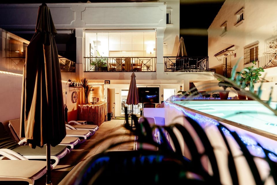 Property building, TV and multimedia, Seating area, Evening entertainment