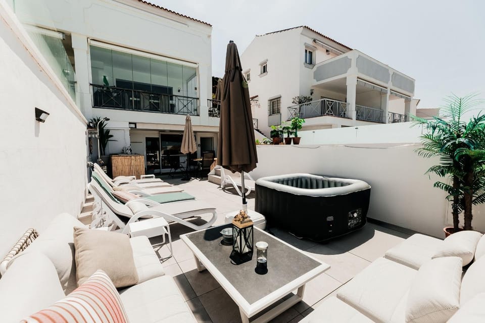 Day, Hot Tub, TV and multimedia, Seating area, minibar, sunbed