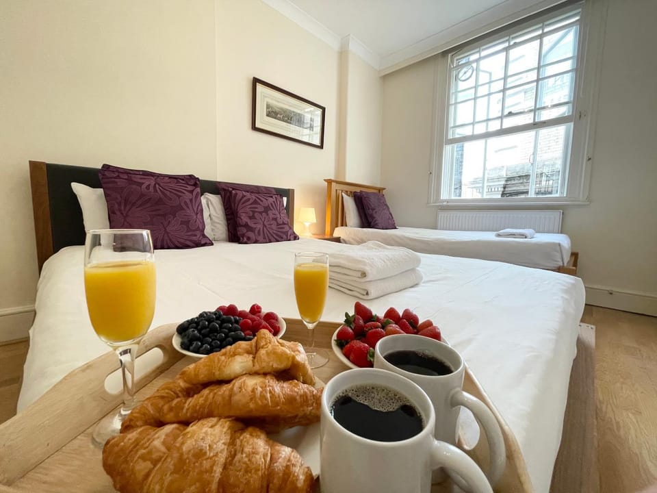 Bed, Food and drinks, Photo of the whole room, Bedroom