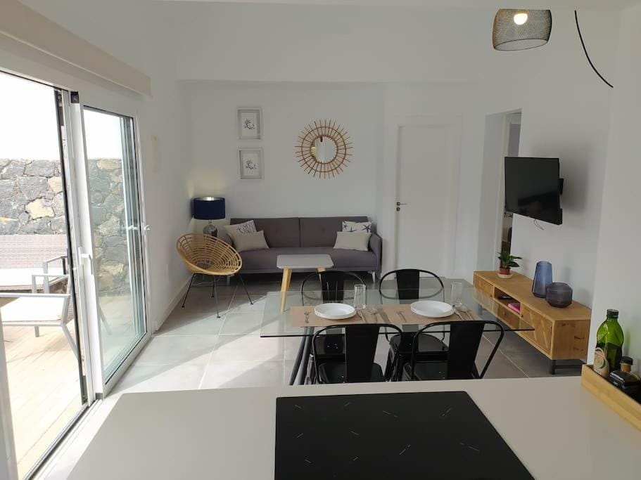 Precioso bungalow a 150 metros del mar. Apartment in Costa Teguise
