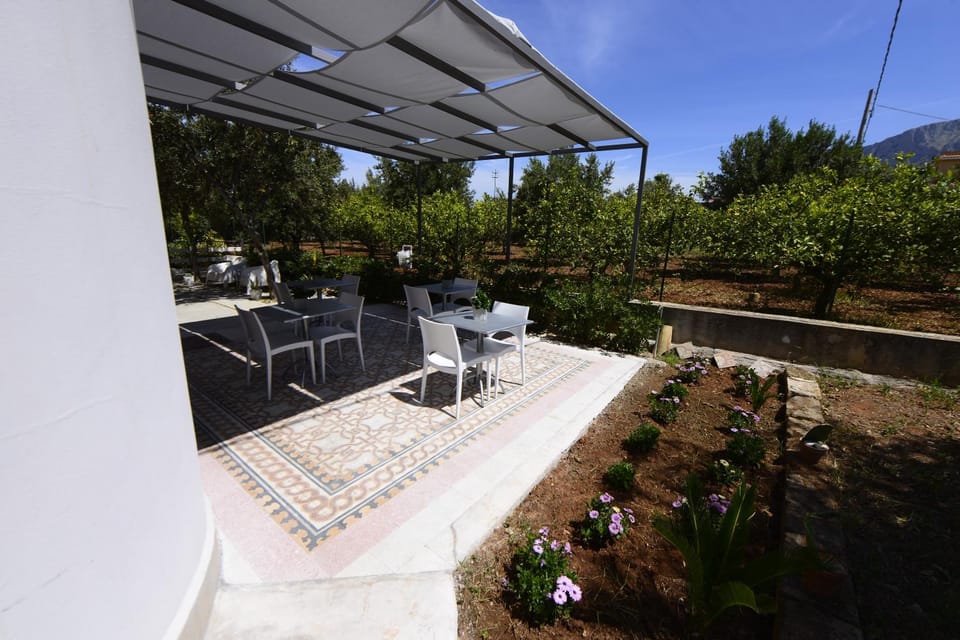 Garden, Balcony/Terrace, Decorative detail, Garden view