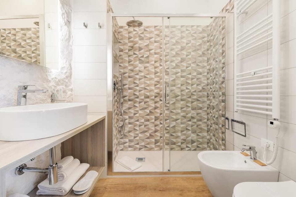 Shower, Toilet, Bathroom, towels