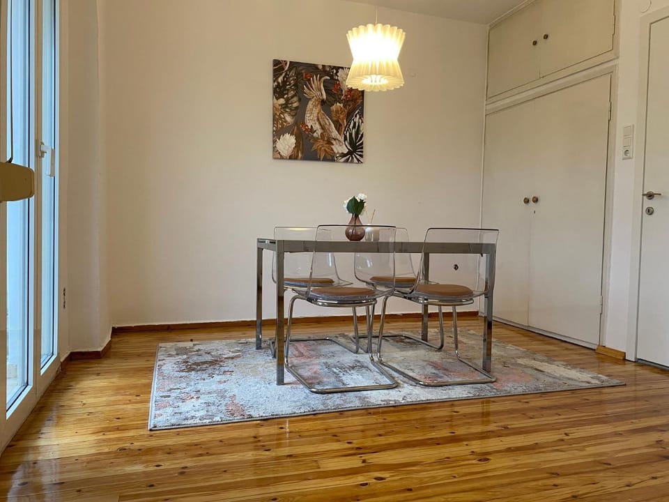 Restaurant/places to eat, Seating area, Dining area, wardrobe