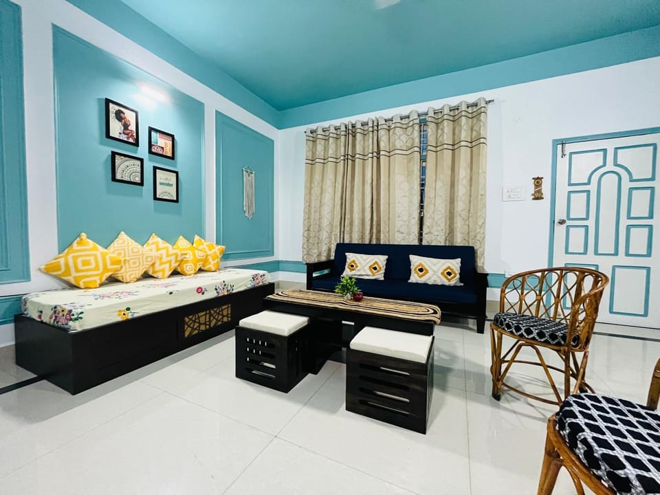 Bed, Living room, Photo of the whole room, Seating area, Dining area, Bedroom