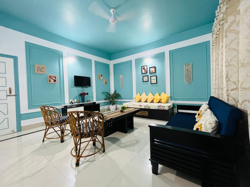 TV and multimedia, Living room, Food and drinks, Seating area, Dining area, Food, fireplace