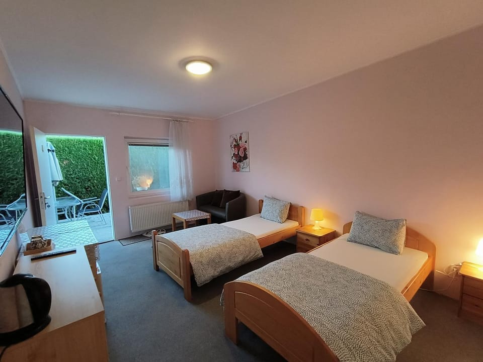 Cozy Room with garden in Bratislava Bed and Breakfast in Bratislava