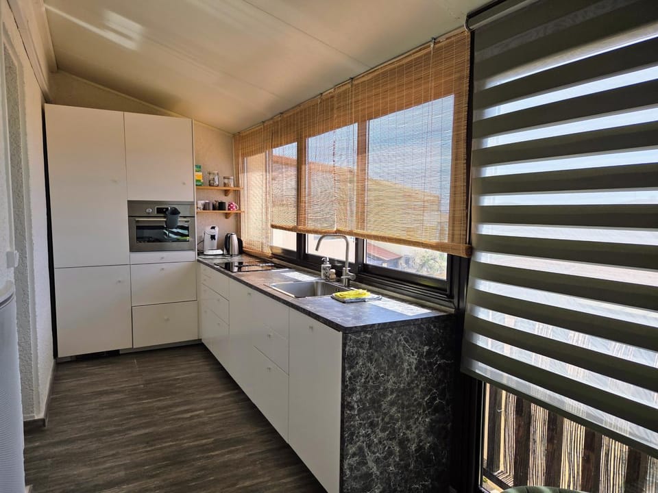 Coffee/tea facilities, oven, stove, toaster, kitchen