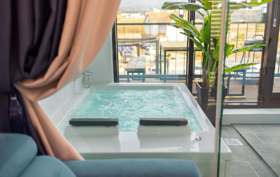 Hot Tub, Seating area, Swimming pool