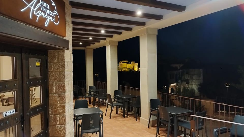Restaurant/places to eat, Balcony/Terrace