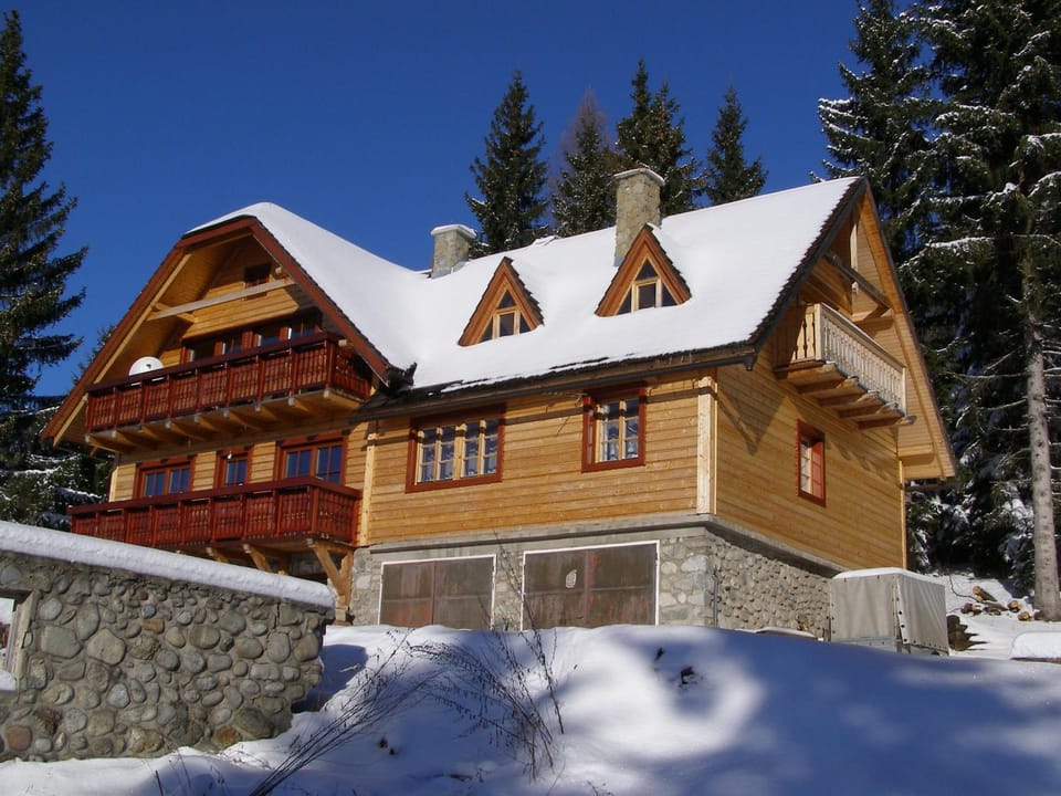 Property building, Facade/entrance, Winter