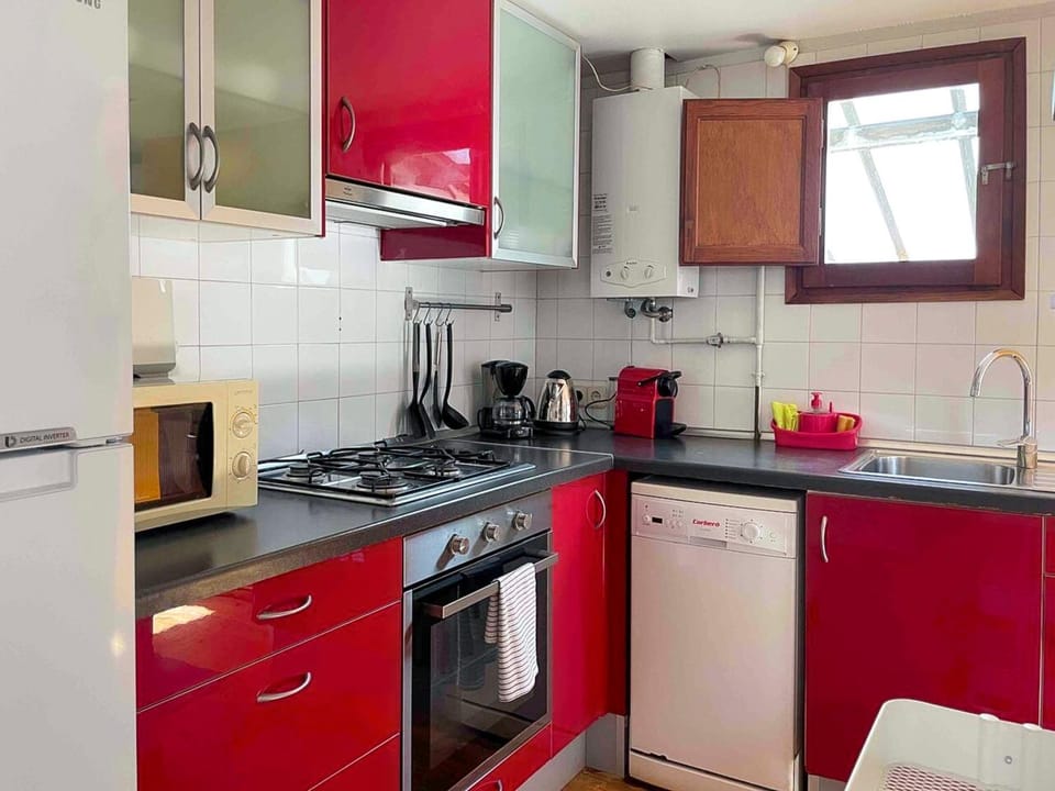 Coffee/tea facilities, Kitchen or kitchenette, dishwasher, oven, stove, toaster