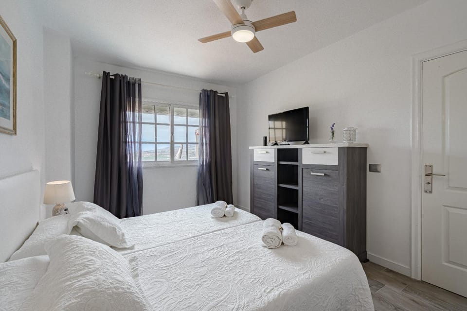 Bed, TV and multimedia, Photo of the whole room, Bedroom, towels, wardrobe