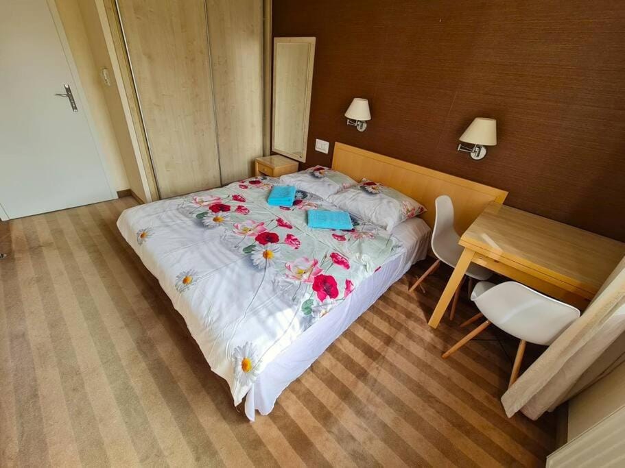 Bed, Photo of the whole room, towels, wardrobe