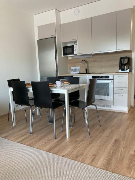 Kitchen or kitchenette, Dining area, minibar, pet friendly
