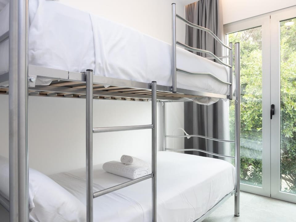 Photo of the whole room, Bedroom, bunk bed, towels