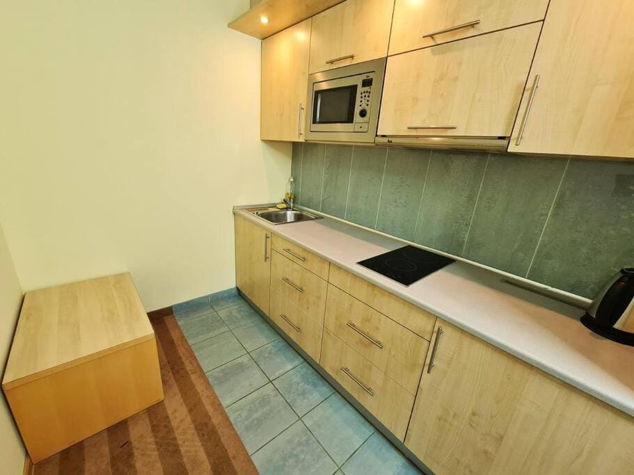 Kitchen or kitchenette, minibar, stove
