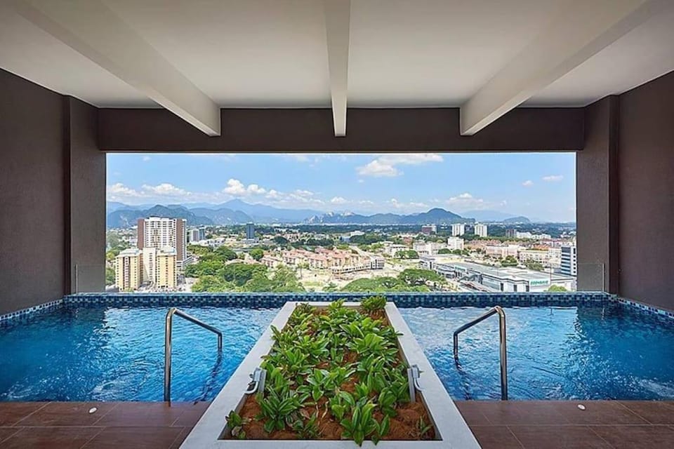Hot Tub, City view, Mountain view, Swimming pool