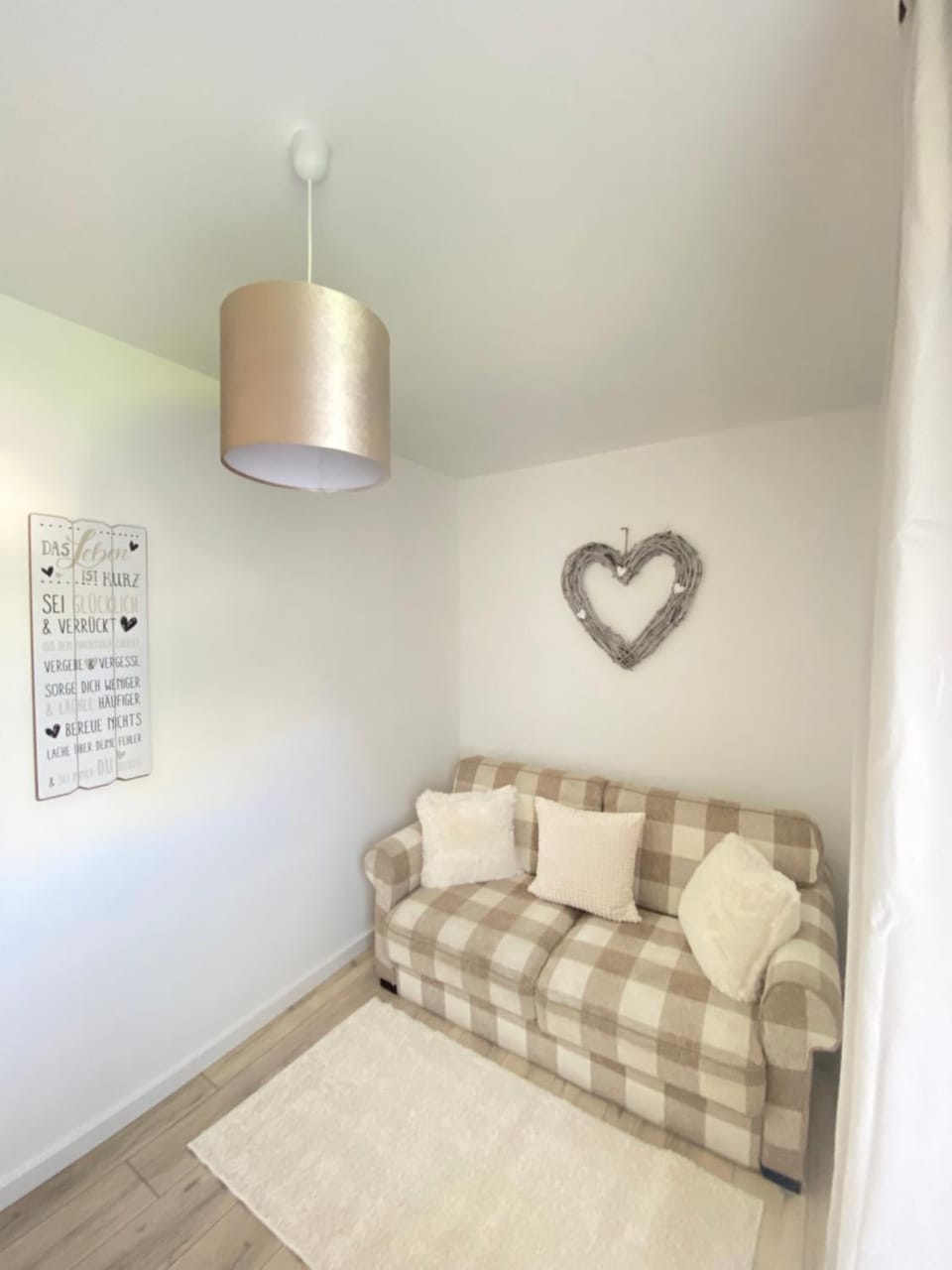 Bed, Seating area, Guests
