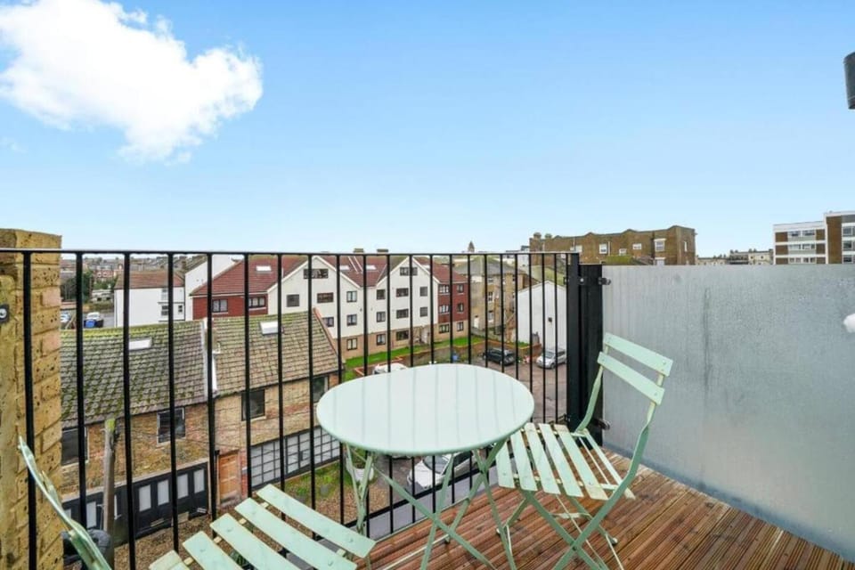 Stunning Penthouse - Private Roof Top Terrace Apartment in Margate