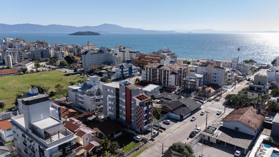 Property building, Nearby landmark, Neighbourhood, Natural landscape, Bird's eye view, City view, Sea view