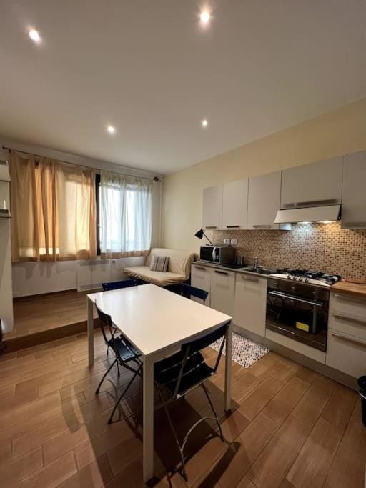 Kitchen or kitchenette, Seating area, Dining area, minibar