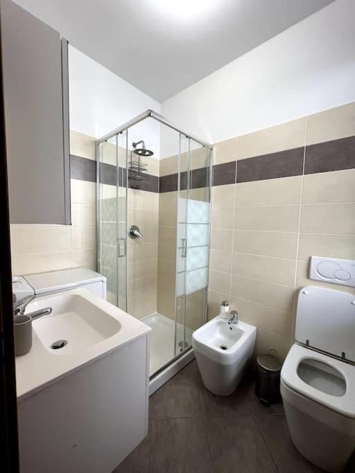 Shower, Toilet, Bathroom, bidet, towels