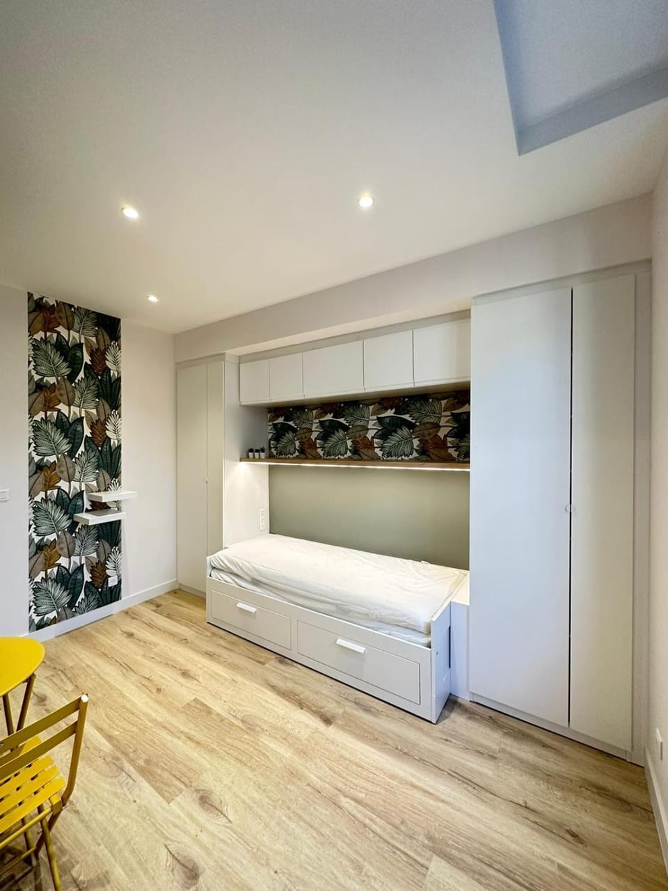 Bed, Living room, Photo of the whole room, Seating area, Bedroom, wardrobe
