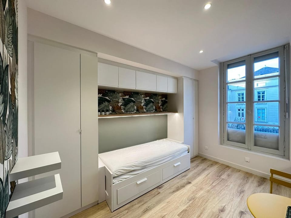 Bed, Living room, Photo of the whole room, Seating area, Bedroom, wardrobe