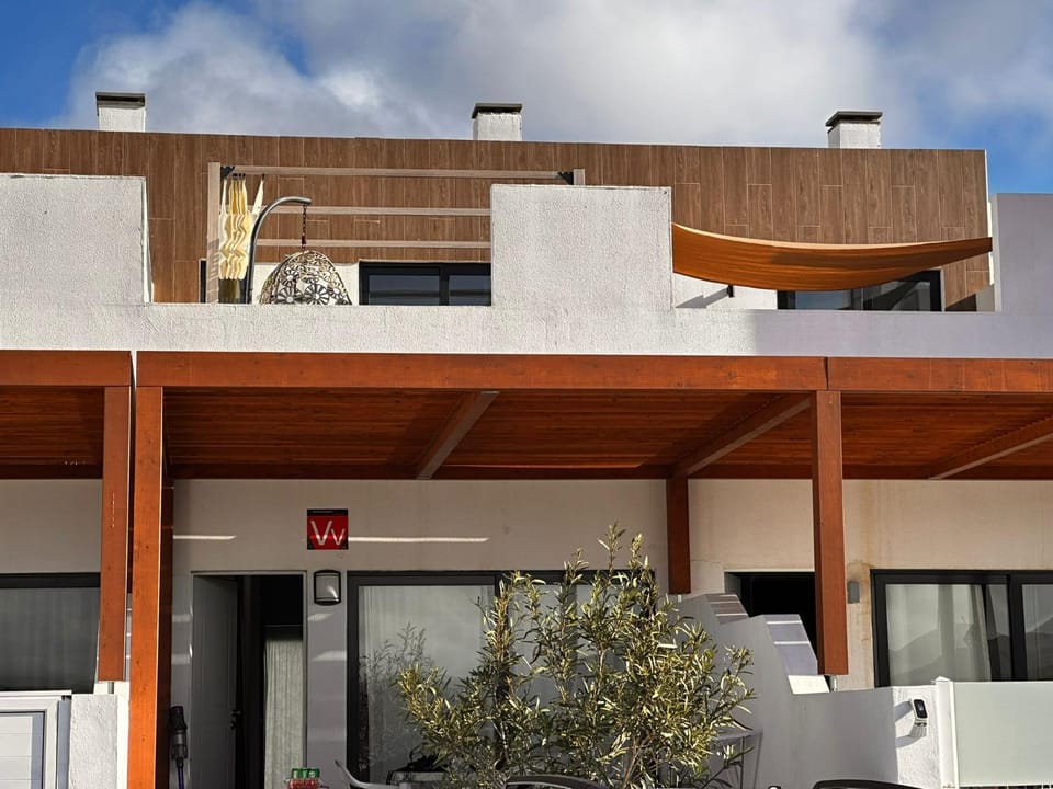 Fuerte Vibes Guest House In Corralejo House in Maxorata