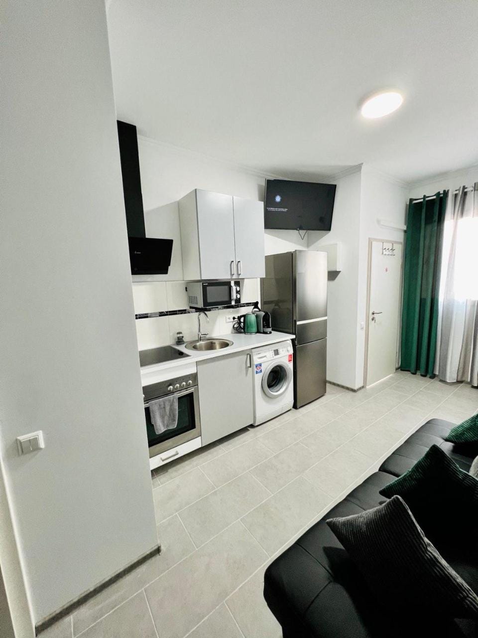 Kitchen or kitchenette, Living room, Seating area, oven, stove