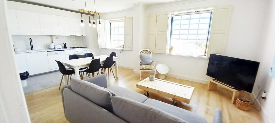 TV and multimedia, Kitchen or kitchenette, Living room, Seating area, Dining area
