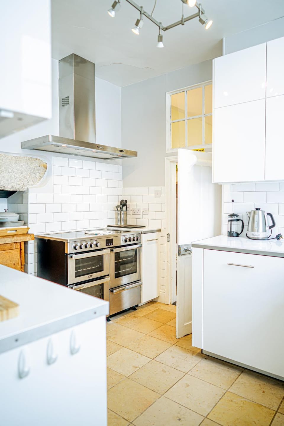 Coffee/tea facilities, Kitchen or kitchenette, oven, stove