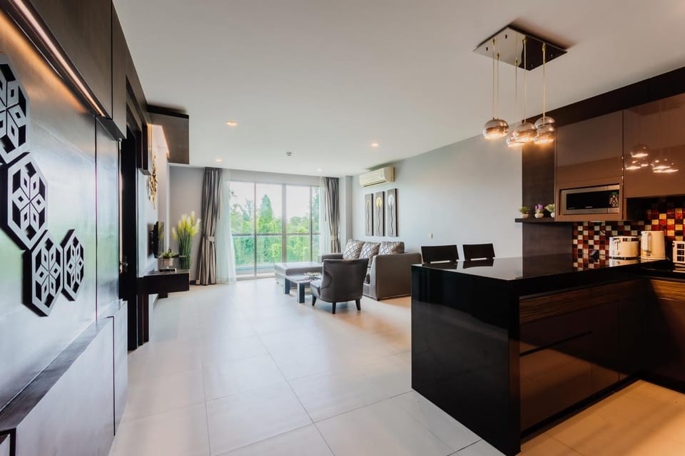 TV and multimedia, Coffee/tea facilities, Kitchen or kitchenette, Living room, Seating area