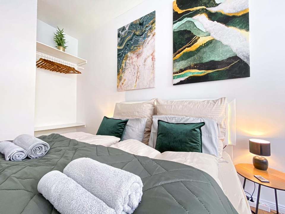 Bed, Bedroom, towels