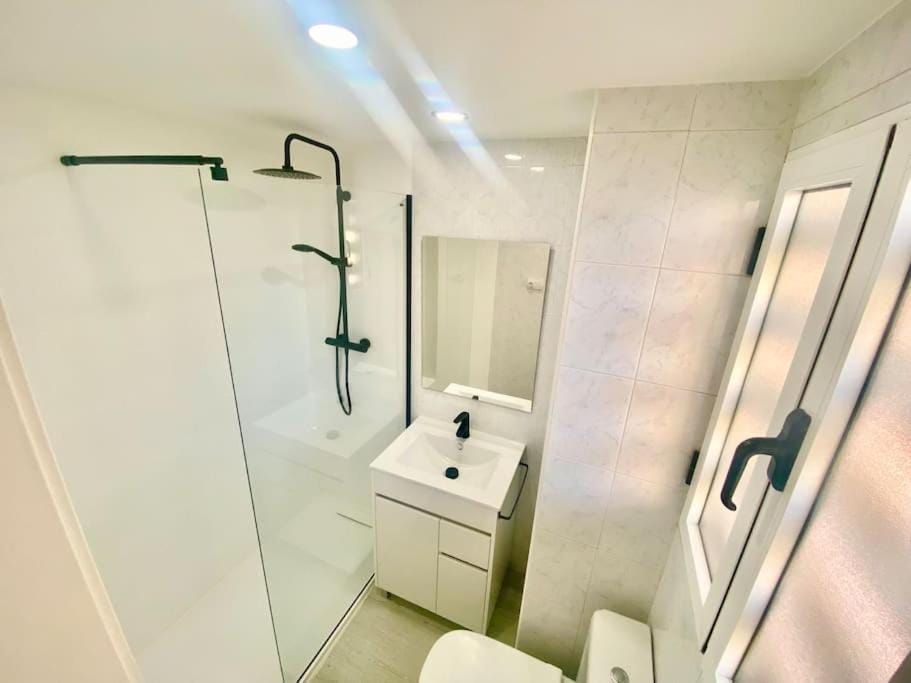 Shower, Toilet, Bathroom, towels