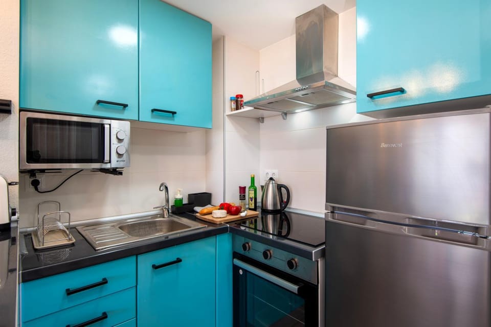 Kitchen or kitchenette, minibar, oven, stove, toaster