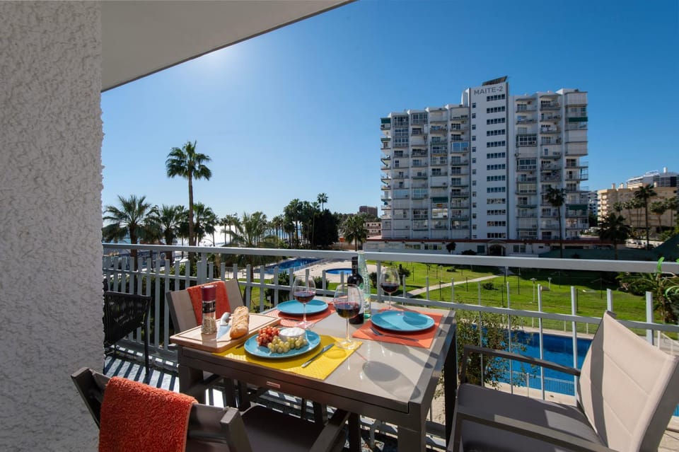 Food and drinks, Pool view, Swimming pool, Location