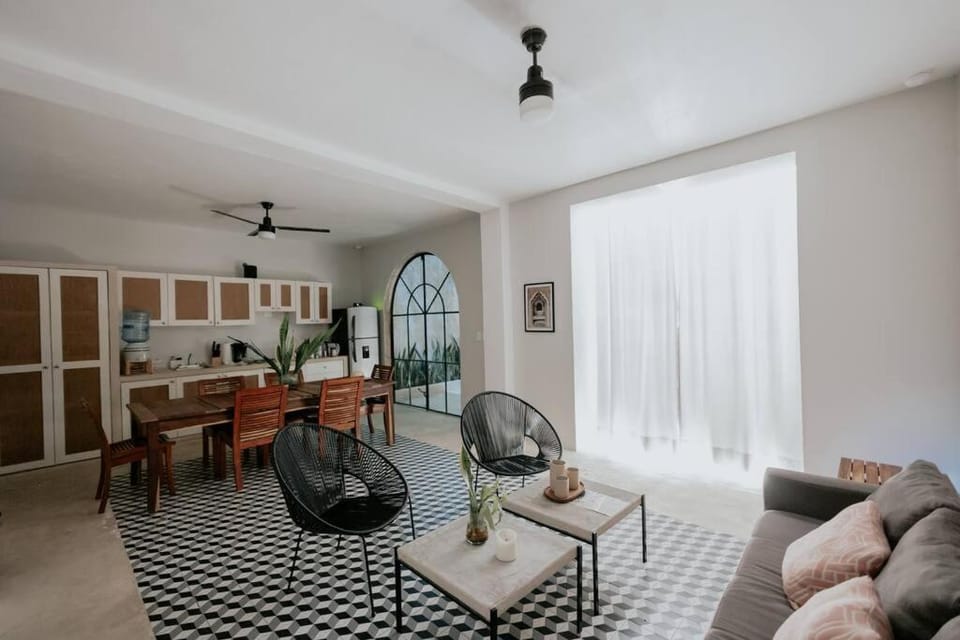 Living room, Seating area, Dining area, fireplace