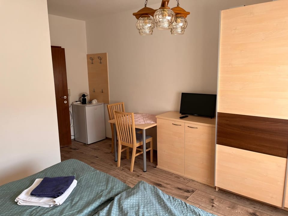 TV and multimedia, Photo of the whole room, Dining area, wardrobe