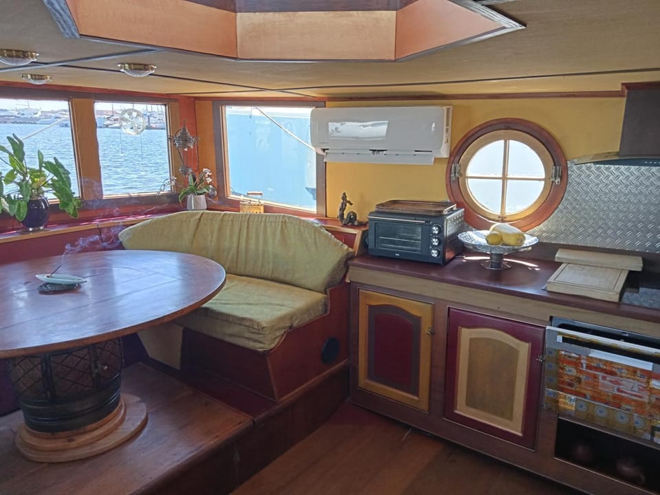Bateau de pirates Docked boat in Gruissan