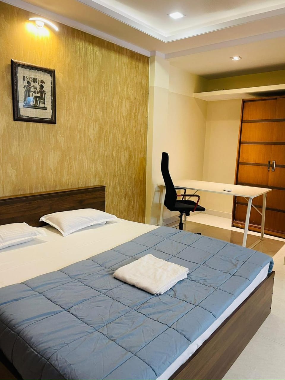 Bed, Living room, Photo of the whole room, Seating area, Bedroom