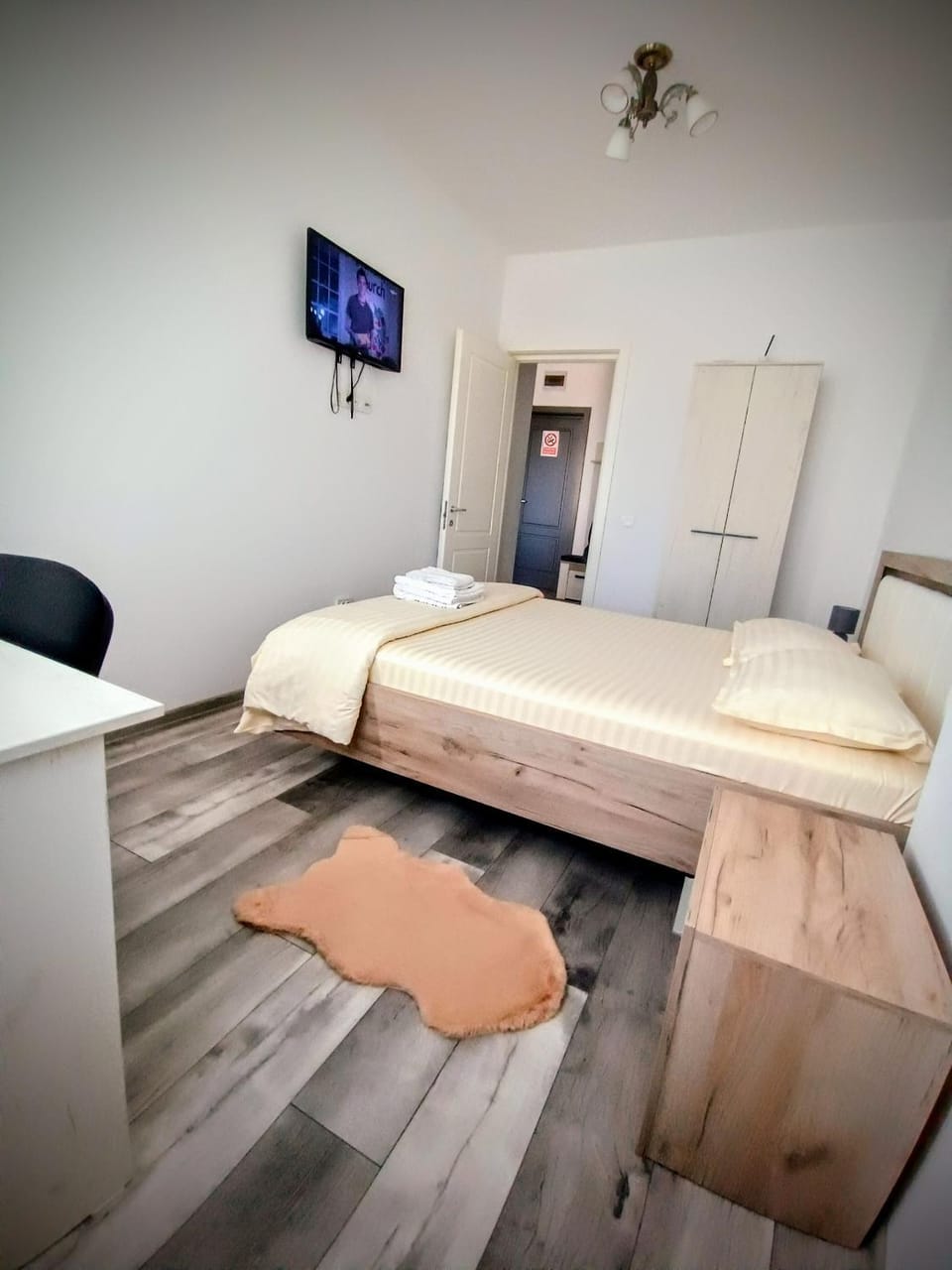 Photo of the whole room, Bedroom